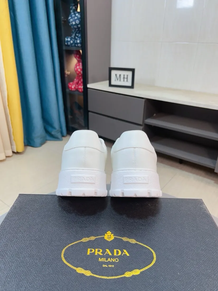 Men's shoes 💰440🌹🌹Prada 〈prada〉 luxury and fashionable high-end products ✊🔥The perfect last shape and top-notch handcrafting make this shoe immediately create a strong aristocratic atmosphere. Imported first-layer cowhide with brogue carving crafts💋Genuine leather lining🎶Rubber combination outsole specially imported from France for leather shoes😍Color: Mysterious Black☕️Size 38～44